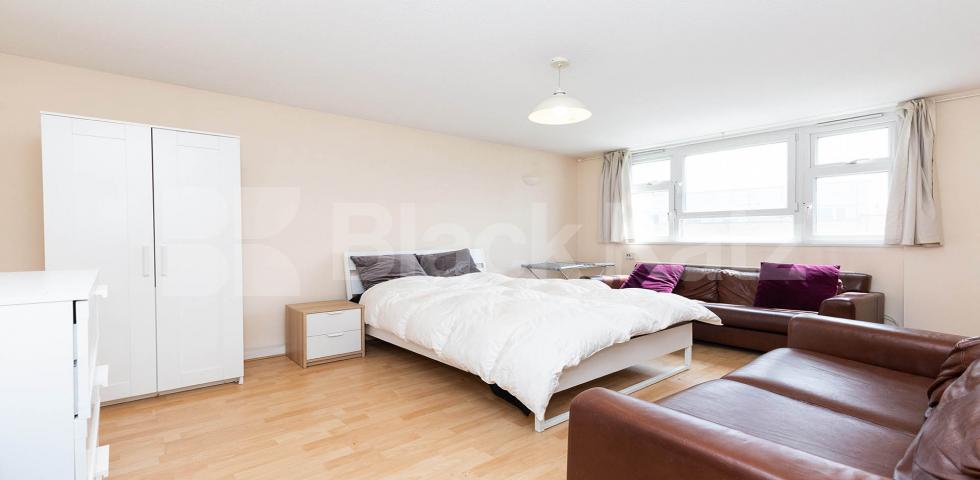 			PERFECT FOR 4 SHARERS!, 4 Bedroom, 1 bath, 1 reception Apartment			 Pickard Street EC1V, ANGEL-CLERKENWELL-OLD STREET
